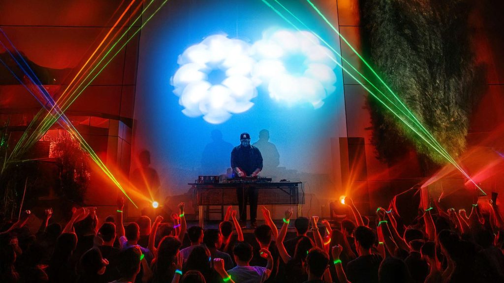 Pengunjung menikmati live music Skyline Music Fest di UP at Thamrin Nine