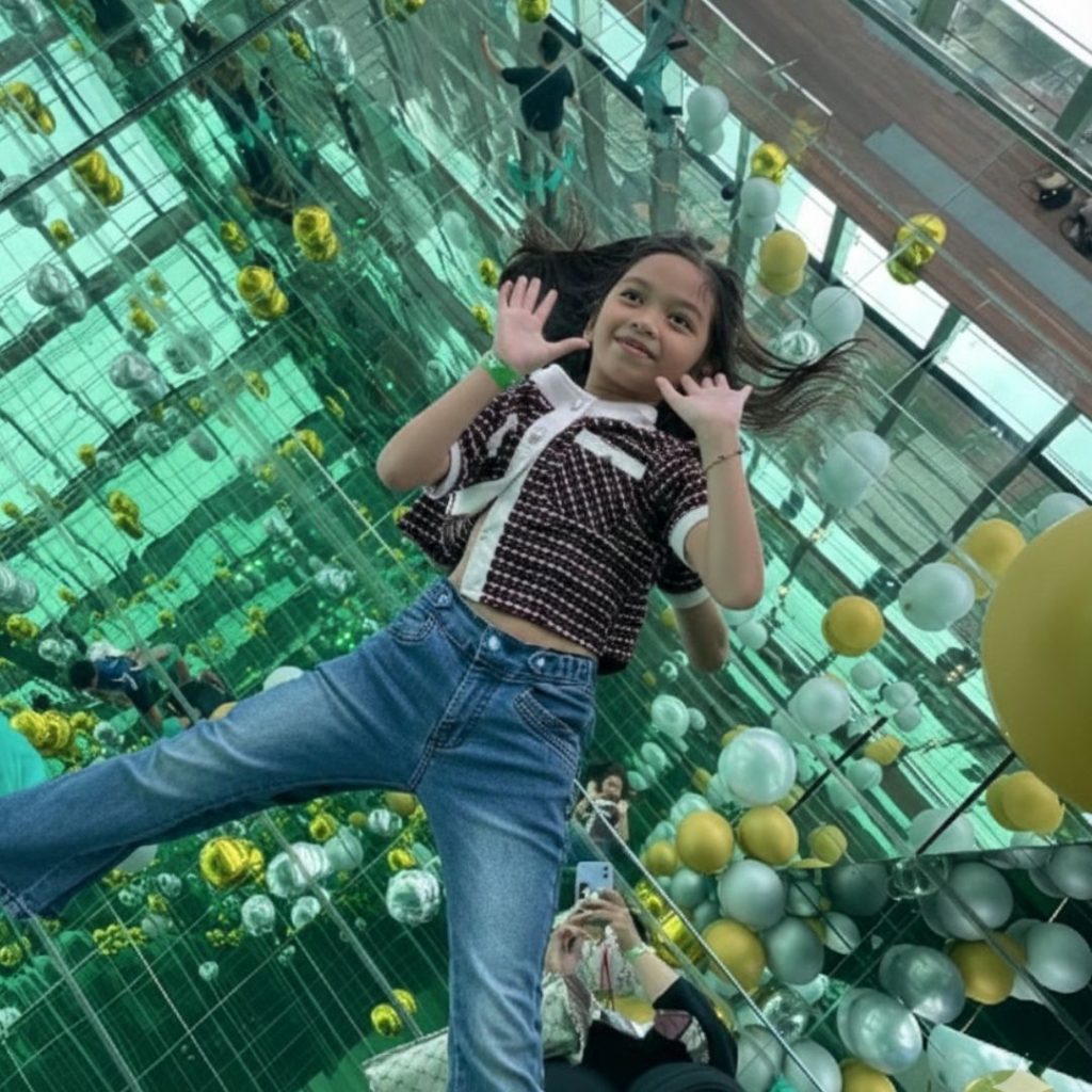 Pengunjung menikmati mirror room di upfinity