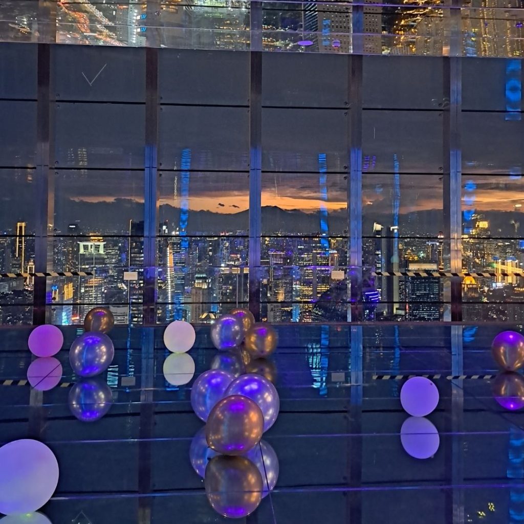 Area UPfinity dengan desain kaca penuh dan city view Jakarta selatan